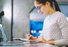 Welcher Weg ist der beste, um eine Data Analyst Weiterbildung im Jahr 2023 zu absolvieren?